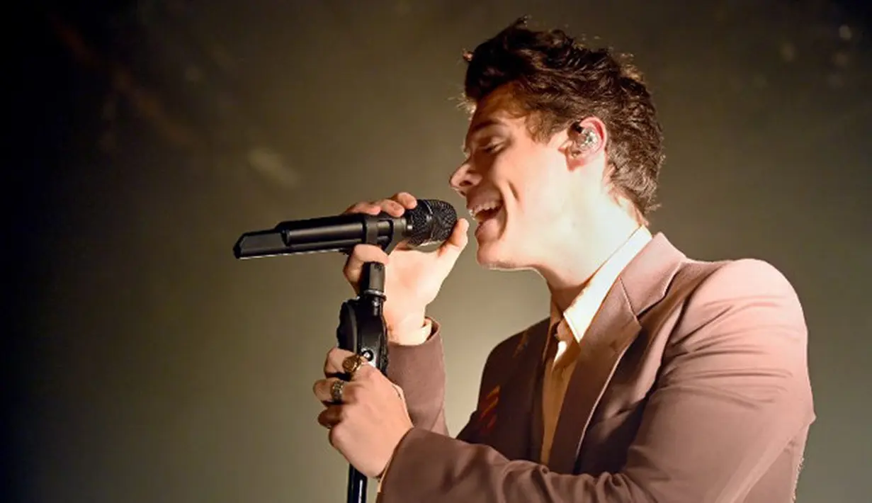 Belum lama ini, Harry Styles muncul dengan kabar terbaru soal asmaranya. Lama tak tersiar menggandeng seorang kekasih, dua bulan lalu Harry disiarkan berpacaran dengan Tess Ward. Namun, bagaimana kabarnya hari ini? (AFP/Bintang.com)