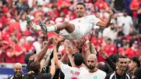 Pemain Maroko Azzedine Ounahi diangkat ke udara oleh rekan-rekan setimnya setelah pertandingan sepak bola babak 16 besar Piala Dunia melawan Kanada di Houston, Sabtu(04/07/2026). (AP Photo/David J. Phillip)