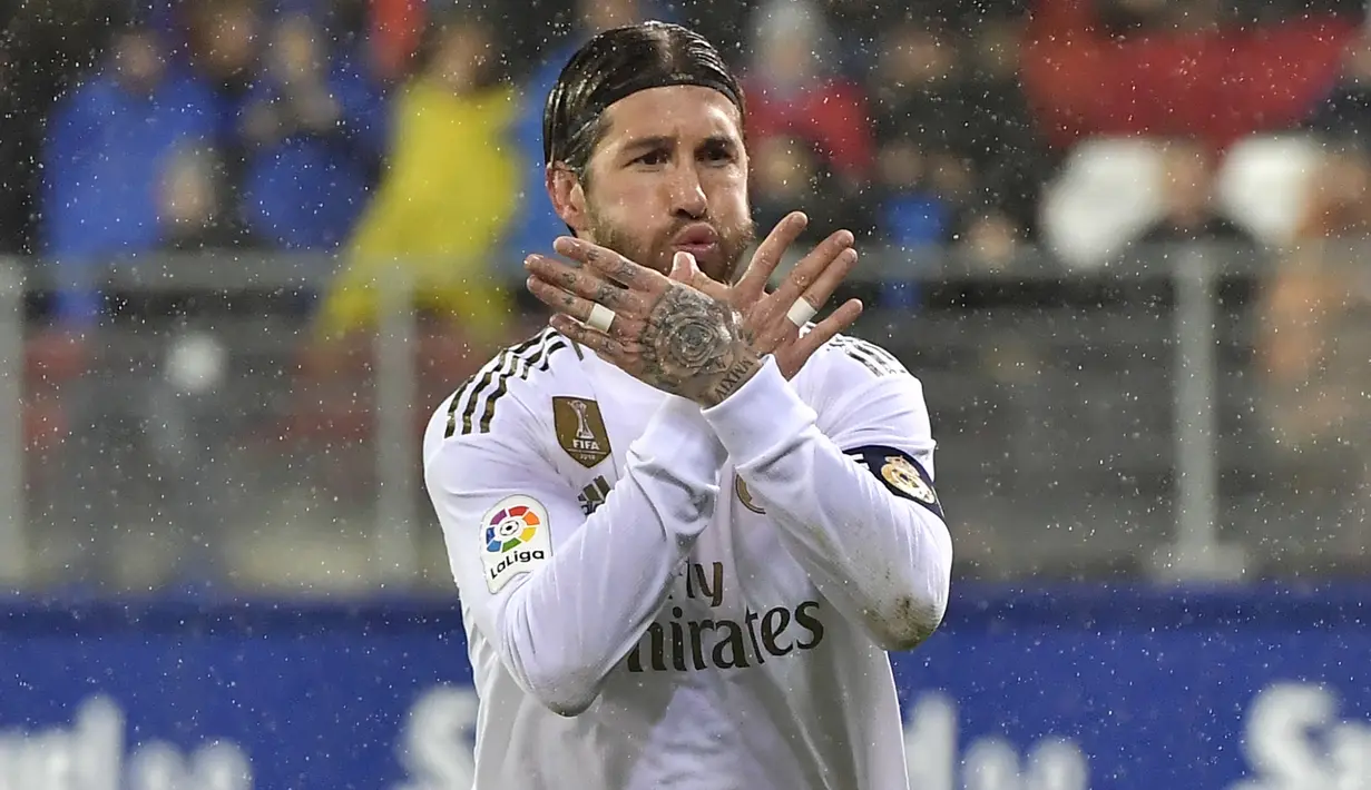 Bek Real Madrid, Sergio Ramos berselebrasi usai mencetak gol ke gawang Eibar lewat titik penalti pada pertandingan lanjutan Liga Spanyol di  stadion Ipurua (9/11/2019). Real Madrid menang telak 4-0 atas Eibar. (AP Photo/Alvaro Barrientos)