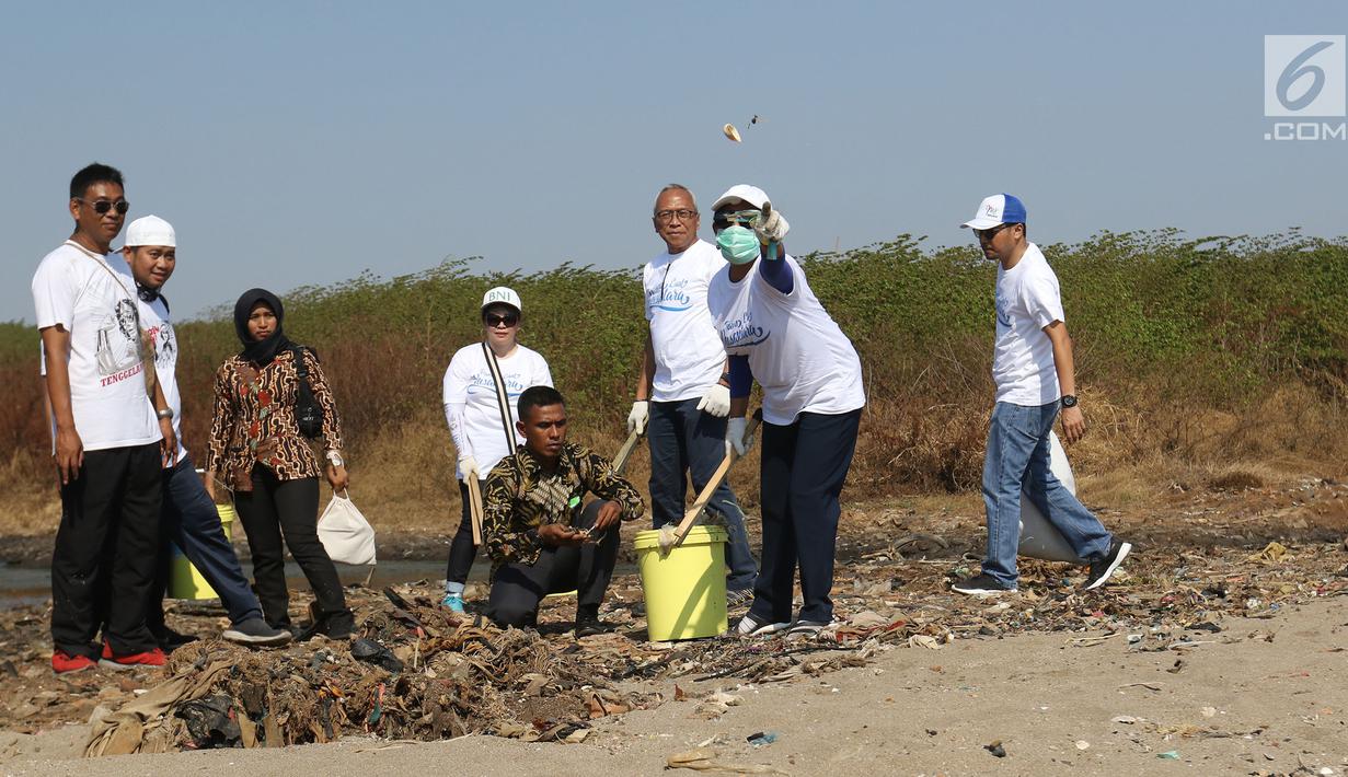 Menteri Kelautan dan Perikanan Susi Pudjiastuti (dua kanan) bersih-bersih sampah di Pantai Timur Ancol, Jakarta, Minggu (18/8/2019). Dalam rangka HUT ke-74 RI, Pandu Laut Nusantara bersama KKP dan Yayasan Econusa akan menggelar Gerakan Menghadap Laut 2.0. (Liputan6.com/Herman Zakharia)