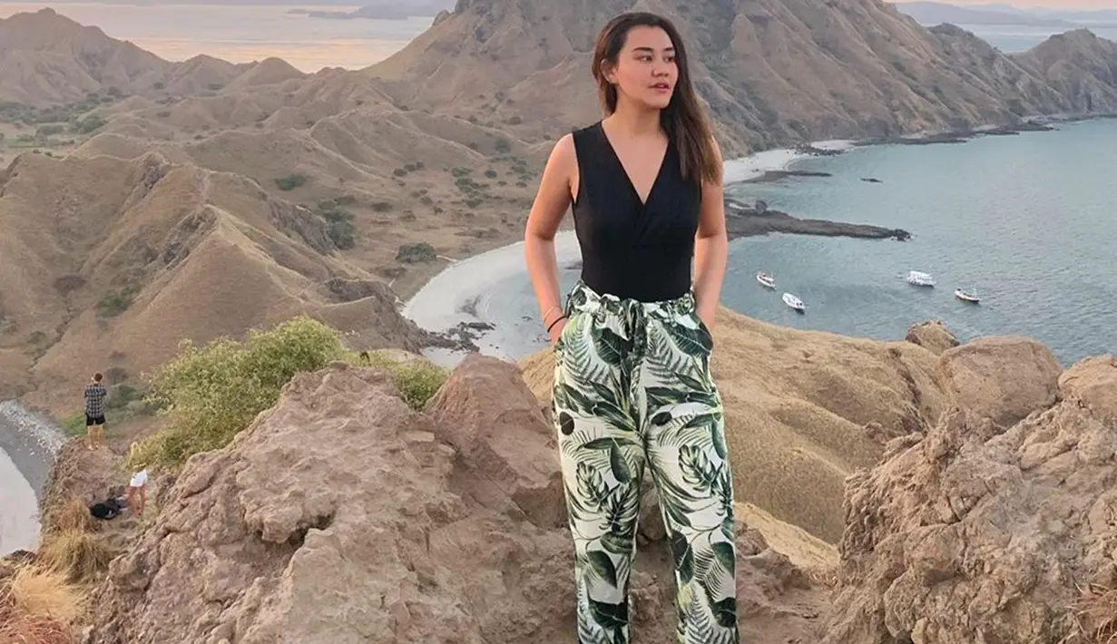 Bahkan ketika tengah berlibur adik dari Zahwa Massaid ini juga menggunakan busana yang cukup kasual berwarna hitam dan dipadukan celana bermotif daun. Penampilan Aaliyah satu ini juga terlihat sederhana dengan rambut terurai. (Liputan6.com/IG/@aaliyah.massaid)