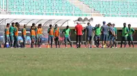 Timnas Indonesia saat seleksi pemain menuju piala AFF. (Bola.com/Nicklas Hanoatubun)