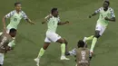 Para pemian Nigeria merayakan gol Ahmed Musa (tengah) saat melawan Islandia pada laga grup D Piala Dunia 2018 di Volgograd Arena, Volgograd, Rusia, (22/6/2018). Nigeria menang 2-0. (AP/Themba Hadebe)