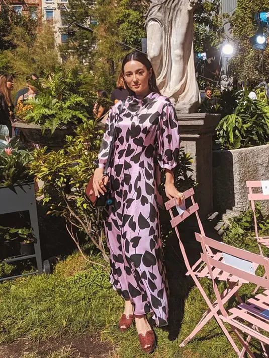 Julie Estelle terlihat mengenakan gaun keluaran Kate Spade dengan balutan gaun sutra midi dengan sentuhan motif hati. (Liputan6.com/IG/@julstelle)