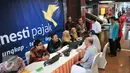 Para petugas melayani konsultasi pedagang terkait  program tax amnesty di ITC Mangga Dua, Jakarta, Selasa (1/11). Setelah pengusaha besar ikut tax amnesty, kini pemerintah menargetkan pelaku UMKM untuk ikut dalam program ini. (Liputan6.com/Angga Yuniar)