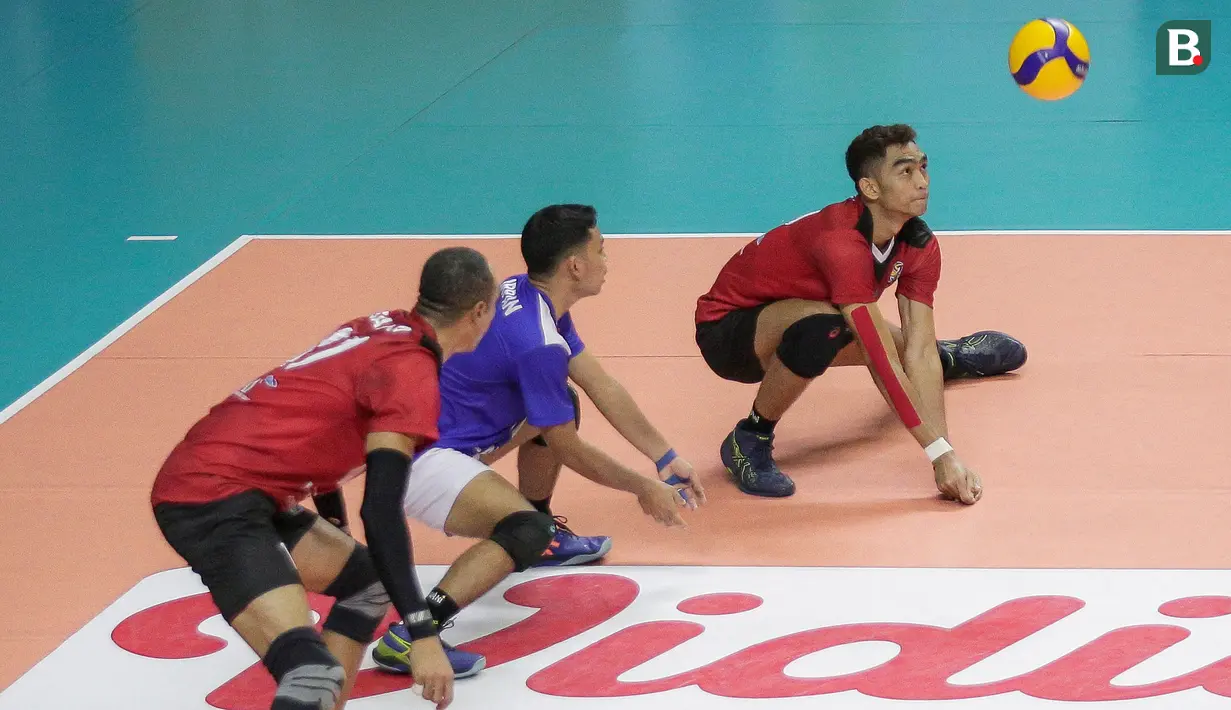 Doni Haryono (kanan) tampil apik bagi Bogor LavAni berkat ketenangannya dalam bermain. Peraih medali emas SEA Games 2019 tersebut meraih poin beruntun dari spike tajam dan ace yang membuat LavAni memperlebar keunggulan atas Jakarta BNI 46. (Bola.com/Bagaskara Lazuardi)