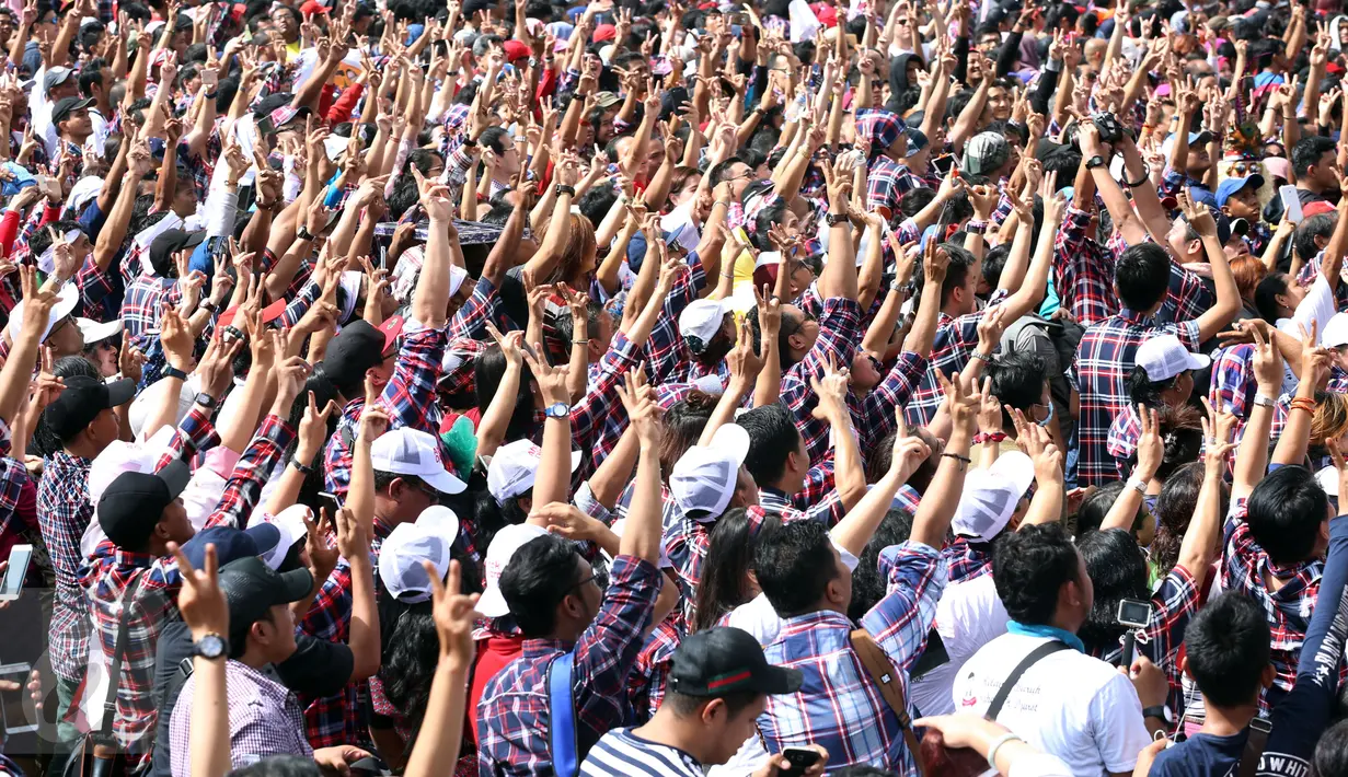 Para pendukung Ahok - Djarot berjoget saat menghadiri konser gue 2 di Jakarta, Sabtu (4/2). Sejumlah musisi papan atas Indonesia mendukung pasangan calon nomer 2 Ahok - Djarot pada Pilkada DKI Jakarta. (Liputan6.com/Johan Tallo)