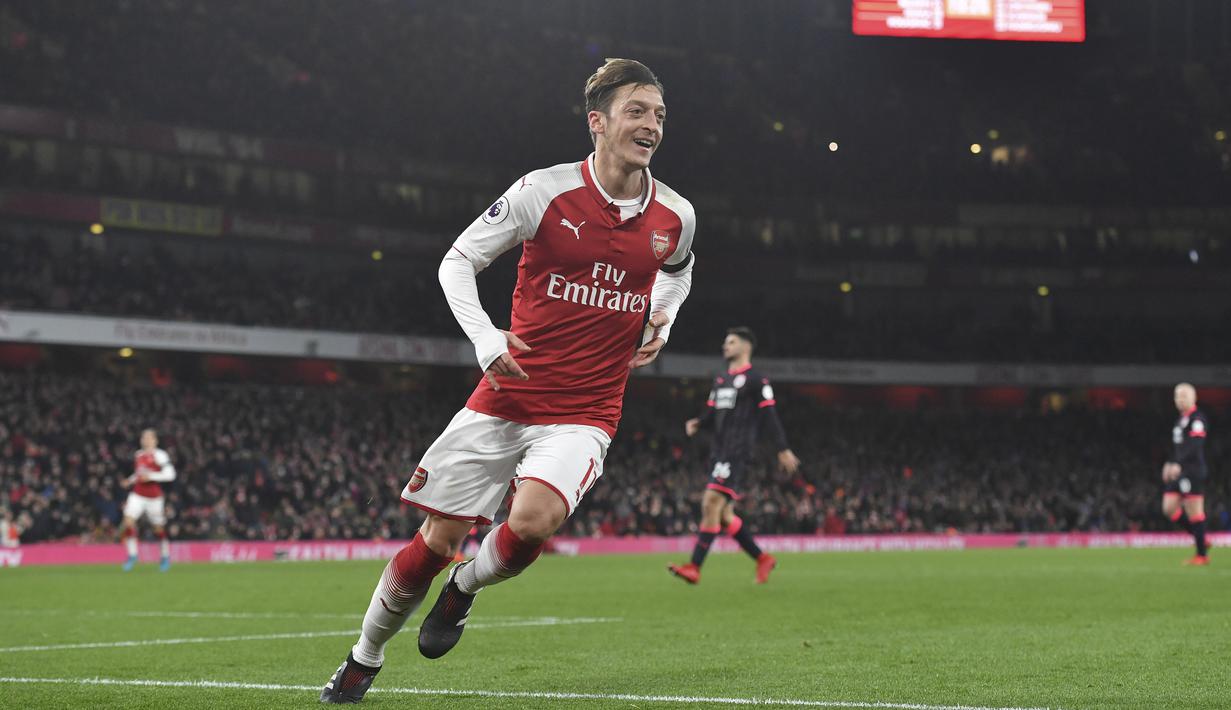 Bintang Arsenal, Mesut Ozil mencatatkan namanya dalam daftar pemberi assist terbanyak dengan torehan lima assist hingga pekan ke-16 Premier League. (AFP/ Ben Stansall)