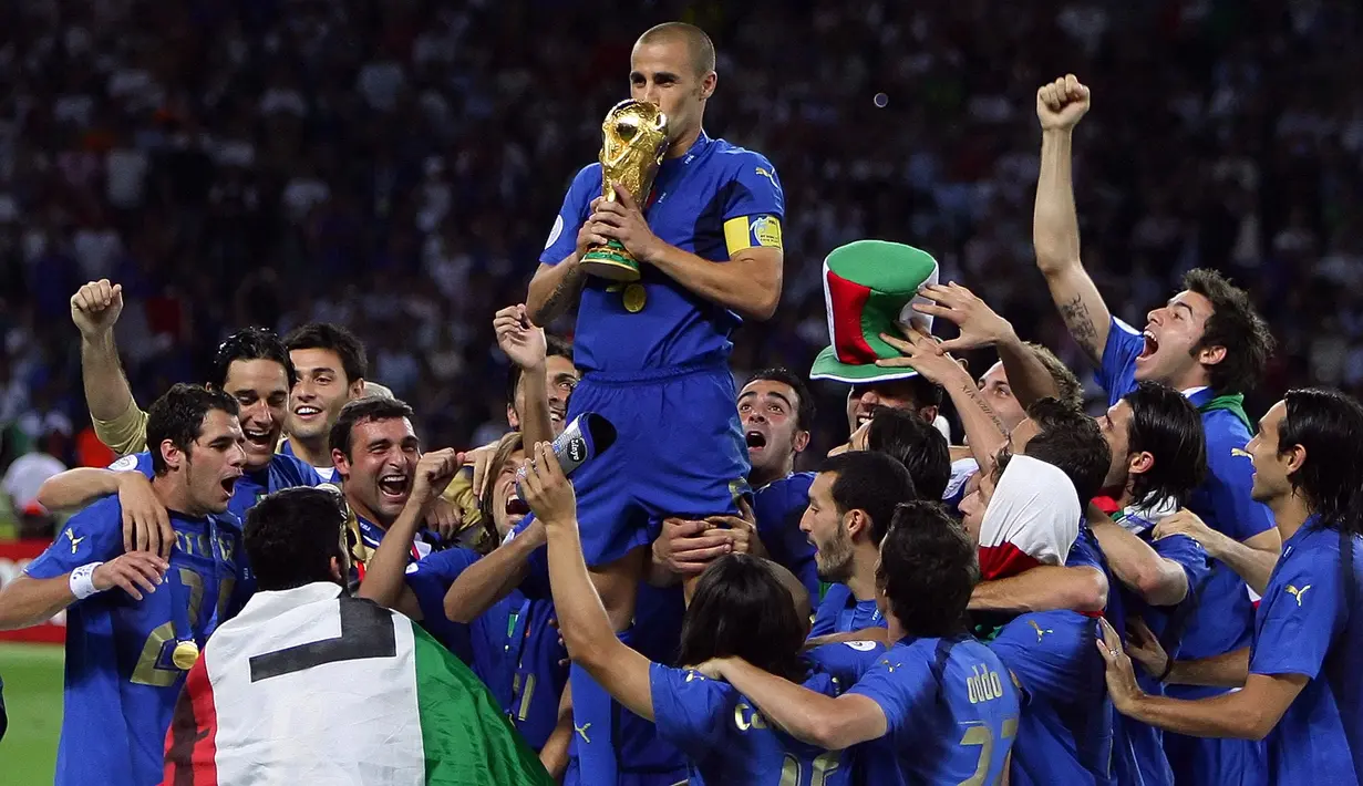 Fabio Cannavaro. Eks bek tengah Italia yang kini berusia 49 tahun dan terakhir sempat membesut Guangzhou FC pada 2017 hingga 2021 ini menjadi bintang dalam putaran final Piala Dunia 2006 yang berlangsung di Jerman. Berkat kepemimpinannya sebaai kapten Timnas Italia, Gli Azzurri dibawanya menjuarai Piala Dunia 2006 usai mengalahkan Prancis 5-3 (1-1) lewat adu penalti. Di akhir turnamen ia terpilih sebagai salah satu dari 23 pemain yang masuk dalam All-star team. (AFP/Nicolas Asfouri)