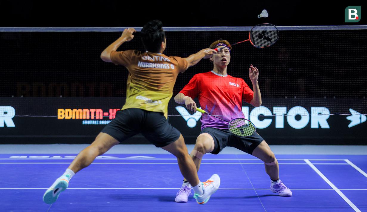 Pebulu tangkis tunggal putra Indonesia, Anthony Ginting (kiri) dari tim Hurricanes berduel di depan net dengan pebulu tangkis Jepang, Kodai Naraoka dari tim Rockets dalam laga tunggal putra Badminton XL 2025 di Istora Senayan, Jakarta, Minggu (05/10/2025). (Bola.com/Bagaskara Lazuardi)