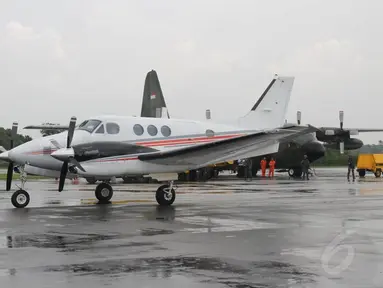 Pesawat jenis Cessna asal Singapura saat diamankan di Pangkalan Udara (Lanud) Supadio, Pontianak, Kalimantan Barat, Selasa (28/10/2014). (Liputan6.com/Raden AMP)