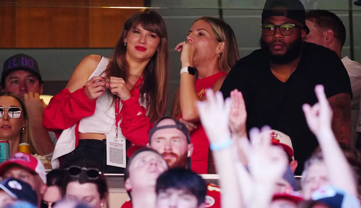 Raut kebahagiaan tampak jelas di wajah Taylor Swift, setelah atlet 33 tahun itu berhasil mencetak touchdown dia kuarter ketiga. Pertandingan pun berakhir dengan kemenangan Kansas City Chiefs atas Chicago Bears. (Jason Hanna/Getty Images/AFP)