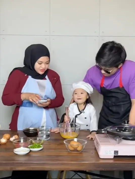 Outfit Ameena yang menggemaskan [Instagram/aurelie.hermansyah]