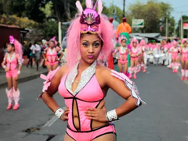 Peserta berpose saat mengikuti karnaval tahunan yang disebut " Alegria por la Vida " di Managua , Nikaragua 7 Mei 2016. Peserta karnaval berasal dari berbagai daerah di Nikaragua. (REUTERS / Oswaldo Rivas)