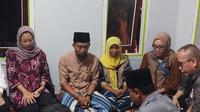 Doni Nurchusaeri, (Songkong Hitam )ayah CAN 7 tahun, bocah korban pembunuhan disertai dugaan pemerkosaan di Banyuwangi  saat menemui Menteri Pemberdayaan Perempuan dan Perlindungan Anak (PPPA), Afifah Fauzi di rumah duka (Istimewa)