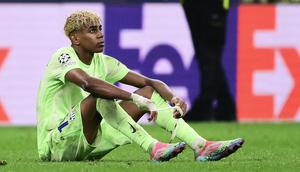 Tampak pemain Barcelona, Lamine Yamal, tertunduk lesu pada leg kedua semifinal Liga Champions 2024/2025 di Giuseppe Meazza usai timnya disingkirkan Inter Milan. (PIERO CRUCIATTI / AFP)