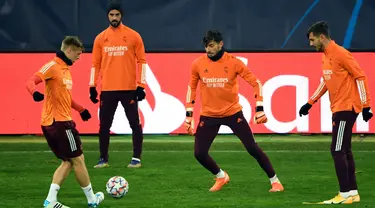 Gelandang Real Madrid, Toni Kroos dan rekannya ambil bagian dalam sesi latihan timnya menjelang laga Liga Champions di stadion Olympiyskiy di Kiev, Senin (30/11/2020). Real Madrid akan bermain tandang melawan Shakhtar Donetsk pada Selasa malam 1 Desember 2020 waktu setempat. (Sergei SUPINSKY/AFP)