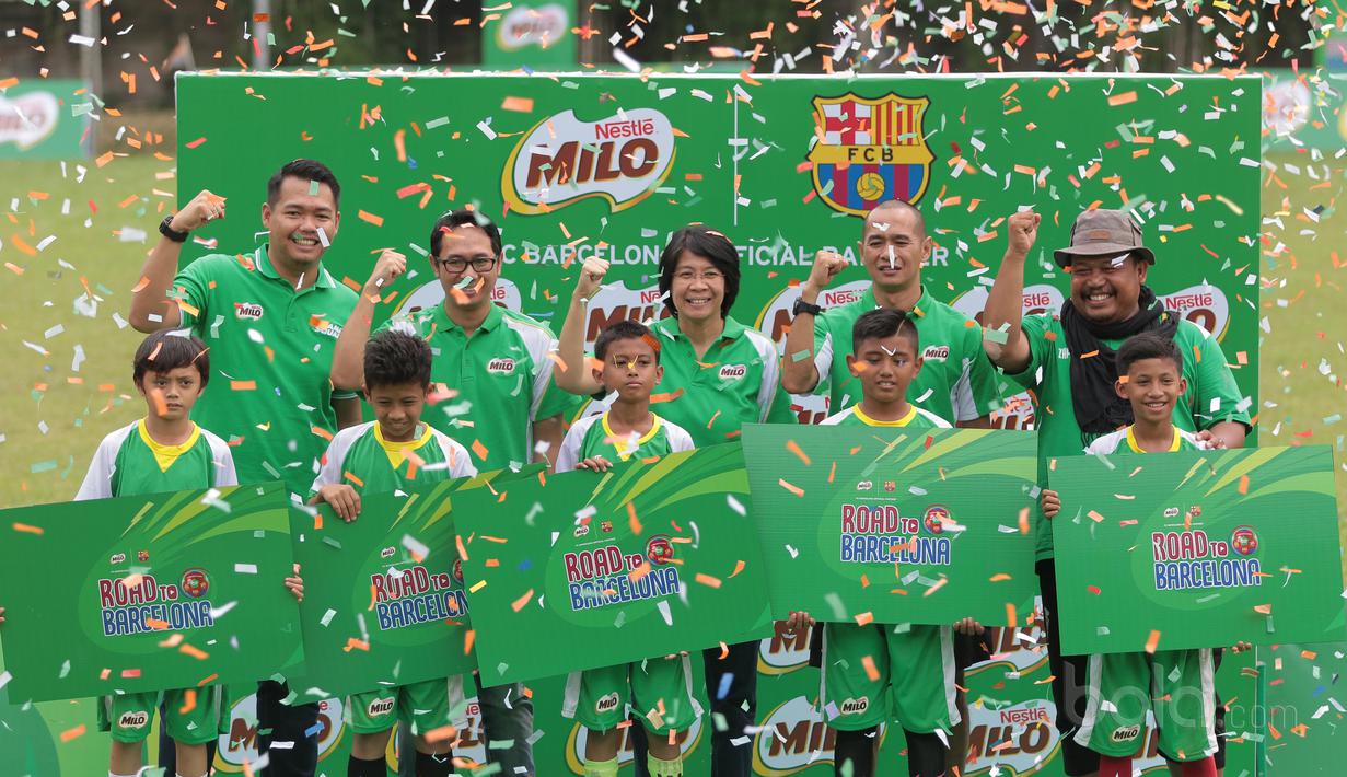 Kontestan MILO Road to Barcelona yang terpilih berfoto bersama pelatih dan Manajemen MILO di International School Clubs of Indonesia, Cirendeu, (15/7/2017). (Bola.com/Nicklas Hanoatubun)