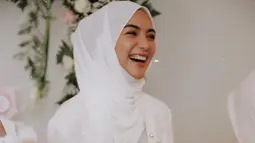 Meski simpel dan sederhana dengan outift dan hijab putih, penampilan istri Rezky Adhitya ini tetap menawan dan anggun. (Liputan6.com/IG/@citraciki)