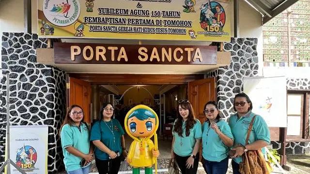 Sebagian umat Katolik Paroki Santu Josep Kawangkoan foto bersama di Gereja Hati Kudus Yesus Kota Tomohon, pada, Kamis (29/5/2025).