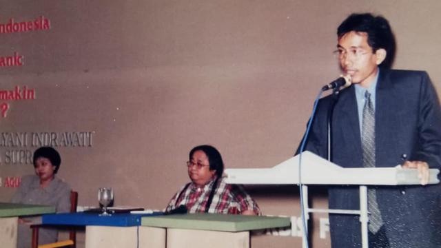 Foto Jokowi dan Sri Mulyani Bertemu dalam Seminar 22 Tahun Lalu