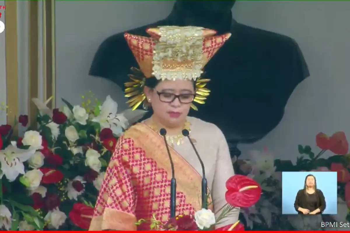 Ketua DPR Puan Maharani membaca Teks Proklamasi dalam Upacara HUT ke-76 RI di halaman Istana Merdeka, (17/8/2021).