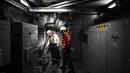 Pekerjaan pemeliharaan meliputi melumasi komponen, memeriksa sambungan, dan mengatasi masalah teknis, yang dilakukan oleh tim profesional terlatih. (Christophe ARCHAMBAULT/AFP)