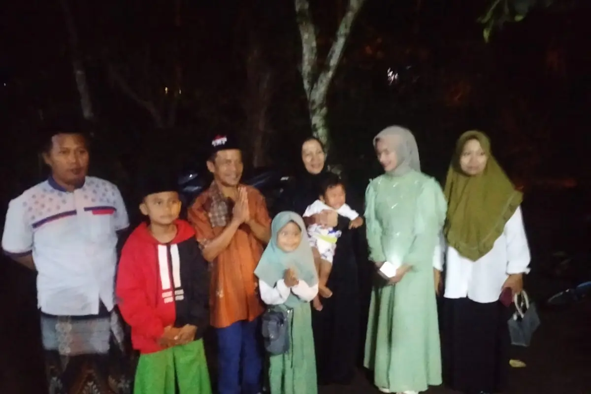 Sofiatun (baju hitam) begitu tiba dan disambut keluarga di kampung halaman di pelosok desa di Jember. (Istimewa)