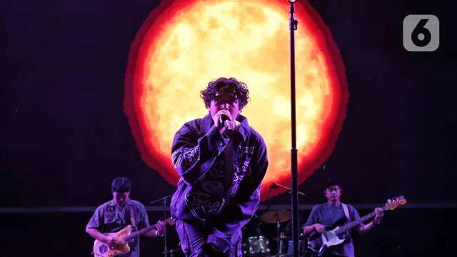 Penampilan Hindia Getarkan Panggung KapanLagi Buka Bareng BRI Festival 2025