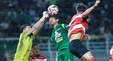 Kiper Madura United, Diky Indriyana, berusaha menghalau bola saat melawan Persebaya Surabaya pada laga BRI Super League di Stadion Gelora Bung Tomo, Surabaya, Jumat (17/04/2026). (Bola.com/M Iqbal Ichsan)