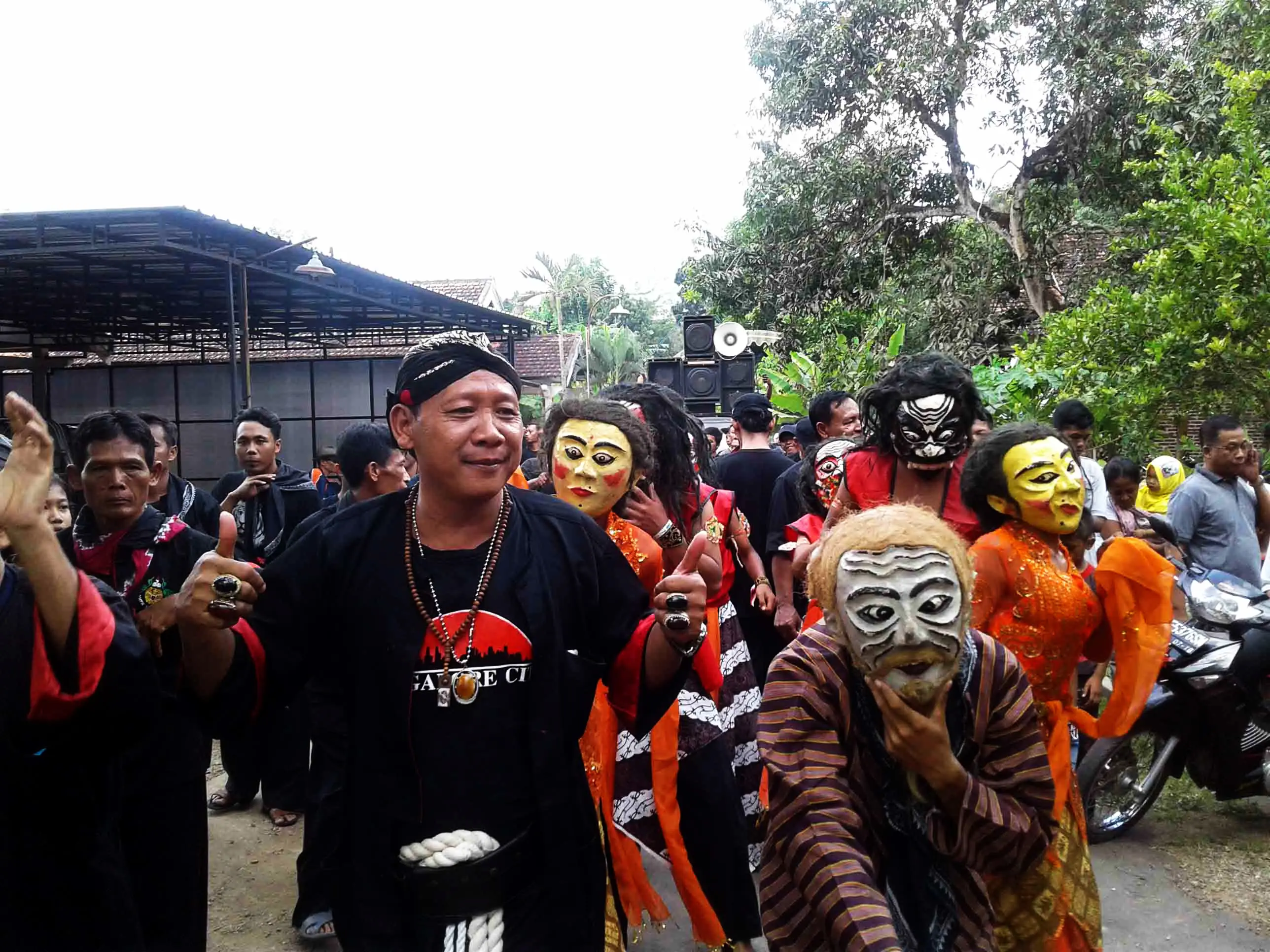 Bapak lurah berjoget dengan para pemain dongkrek, kesenian khas Madiun, Jawa Timur. (Liputan6.com/Dian Kurniawan)