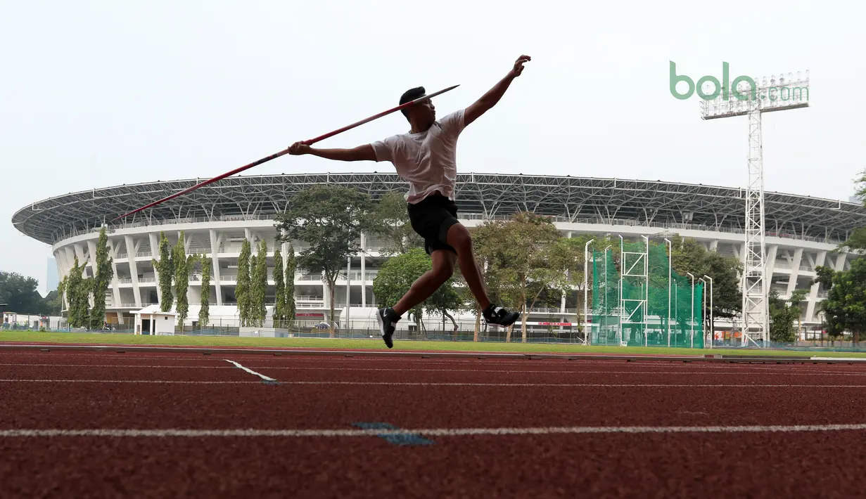 Atlet putra Indonesia, Hafiz melakukan gerakan lemparan saat sesi latihan di Stadion Madya, Jakarta, Kamis (7/6/2018). Latihan tersebut merupakan bagian dari persiapan Asian Games 2018. (Bola.com/Nick Hanoatubun)