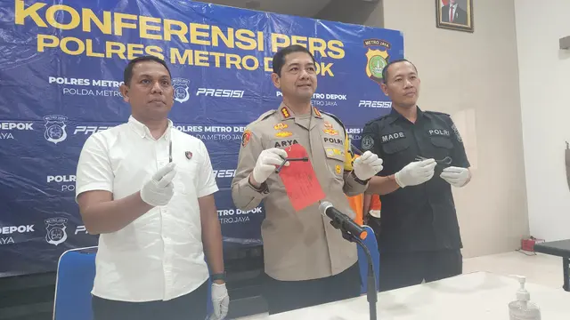 Kapolres Metro Depok, Kombes Arya Perdana memperlihatkan barang bukti milik tersangka pencurian motor di Polres Metro Depok.