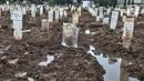 Suasana kompleks makam protokol Covid-19 di TPU Bambu Apus, Jakarta, Selasa (2/3/2021). TPU Bambu Apus kini tidak lagi menampung pemakaman jenazah protokol Covid-19 akibat lahan di dua blok sudah penuh dan dialihkan ke TPU Srengseng Sawah. (merdeka.com/Iqbal S Nugroho)