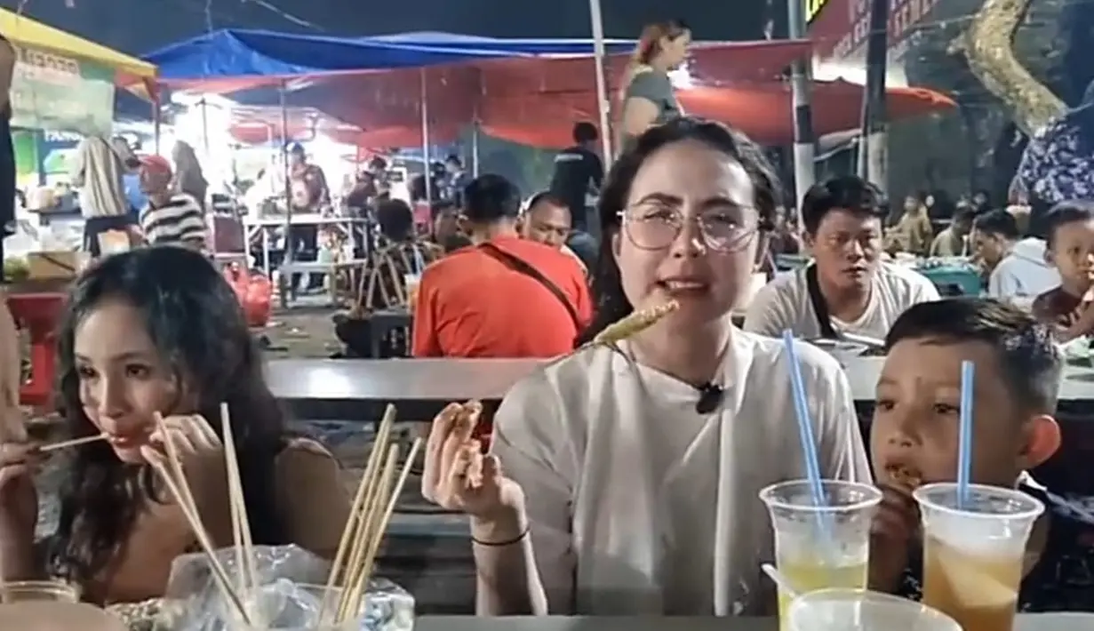 Perempuan kelahiran 19 Februari 1994 ini mencoba ajak buah hatinya untuk mencoba telur gulung di pasar malam. Momen Arumi makan telur gulung bersama anaknya pun berhasil curi perhatian warganet. Foto ini pun banjir like dan komentar dari netizen. (Liputan6.com/IG/arumibachsin_94)