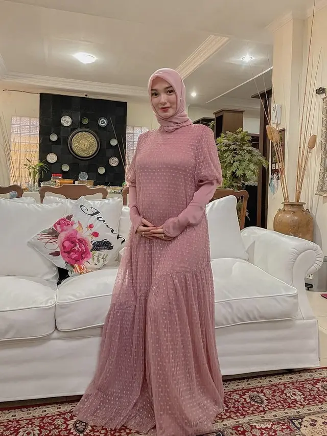 Potret Zaskia Gotik Kenakan Gaun Press Body Hingga Gaya Santai Liburan di Singapura, credit: Instagram @zaskia_gotix