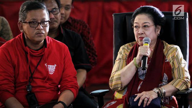 Ketum PDIP, Megawati Soekarnoputri dan Sekjen Hasto Kristanto saat berdialog dengan elemen muda di DPP PDIP, Jakarta, Senin (7/1). Acara tersebut dalam rangka memperingati HUT ke-46 PDI Perjuangan. (Liputan6.com/Johan Tallo)