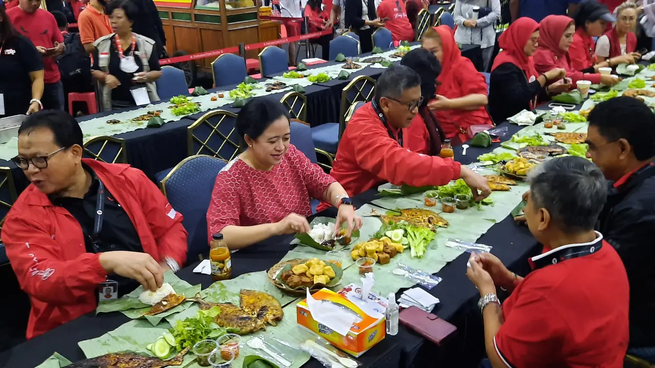 Potret Puan Maharani Masak Ikan Bakar Pakai Celemek News