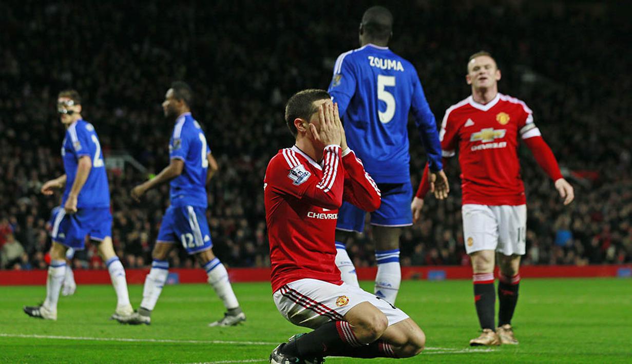 Gelandang MU, Ander Herrera, tampak kecewa gagal memanfaatkan peluang emas untuk membobol gawang Chelsea pada laga Premier League. (Reuters/Jason Cairnduff)