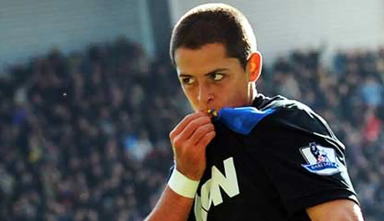 Selebrasi gol striker Manchester United asal Meksiko Javier Hernandez di laga lanjutan EPL melawan Stoke City di Britannia Stadium, 24 Oktober 2010. MU unggul 2-1. AFP PHOTO / Adrian Dennis