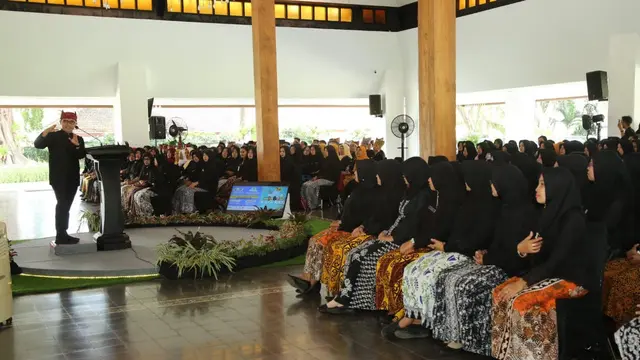 Serahkan SK CPNS, Bupati Anas Ajak Bidan Inovasi Tekan Kematian Ibu – Anak 