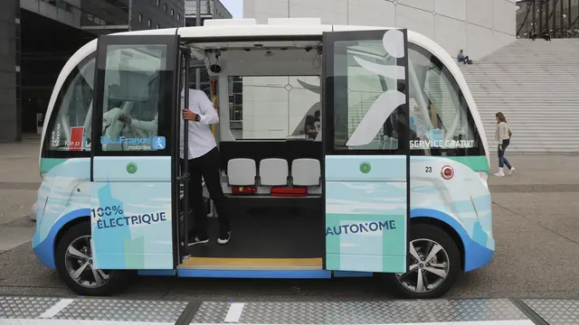 Bus Listrik Tanpa Sopir Resmi Beroperasi di Paris