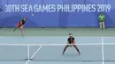 Ganda Indonesia, Priska Nugroho / Rifanty Kahfiani, saat melawan Peangtarin Plipuech / Tamarine Tanasugarn pada SEA Games 2019 di Kompleks Rizal Memorial, Kamis (5/12). Ganda Indonesia kalah 4-6, 7-6 dan 5-10. (Bola.com/M Iqbal Ichsan)