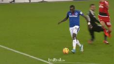 Kiper Watford, Orestis Karnezis lakukan blunder memalukan saat hadapi Everton. This video is presented by Ballball.