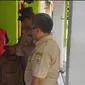 Pak Bhabin dan perangkat desa Banjardawa, Pemalang mengantar tas ke rumah warga. (Foto: Liputan6.com/Humas Polres Pemalang)