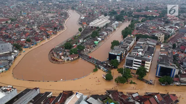Jalan Jatinegara Terputus Akibat Luapan Sungai Ciliwung