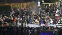 Ricuh di Bawaslu Pecah Lagi, Polisi Evakuasi Demonstran Perempuan ke Sarinah