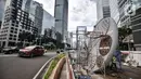 Kendaraan melintas di dekat pembangunan Tugu Sepeda di Jalan Jenderal Sudirman, Jakarta, Senin (5/4/2021). Pembangunan tugu ini berbentuk satu buah ban sepeda berukuran raksasa. (merdeka.com/Iqbal S. Nugroho)