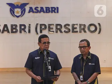 Direktur Utama PT Asabri (Persero) Sonny Widjaja (kiri) didampingi Direktur SDM dan Umum Asabri Herman Hidayat memberikan keterangan di Gedung Asabri, Kamis (16/1/2020). Asabri membantah tuduhan dugaan korupsi yang sempat dilayangkan kepada perusahaan pelat merah itu. (Liputan6.com/Herman Zakharia)