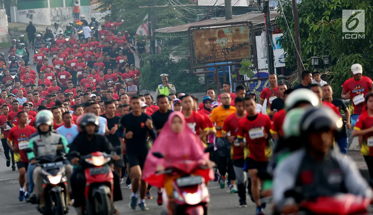 Peserta mengikuti lomba lari 5 dan 10 Kilometer "Brimob RUN 2017" di Mako Brimob, Kelapa Dua, Depok, Minggu Pagi (3/12). Kegiatan ini dalam rangkaian Peringatan Hut Korps Brimob Polri ke-72. (Liputan6.com/JohanTallo)